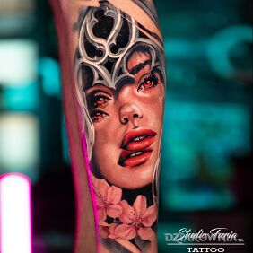 Tatuaż Zglitchowany kobiecy portret na nodze motyw: kolorowe styl: realistyczne