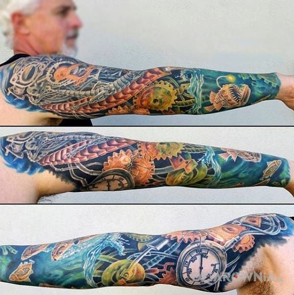 Tatuaż steampunk w motywie kolorowe na ramieniu