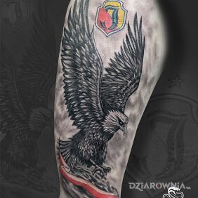 Tatuaż Jagiellonia Białystok Tatuaż na ramieniu motyw: zwierzęta styl: kreskówkowe / komiksowe