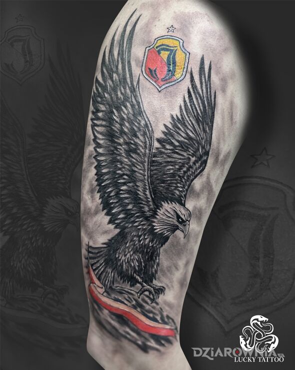 Tatuaż Jagiellonia Białystok Tatuaż w motywie czarno-szare i stylu realistyczne na ręce