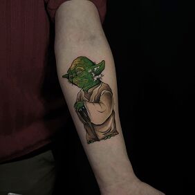 Tatuaż Mistrz Yoda Gwiezdne Wojny kolor na przedramieniu motyw: science fiction styl: kreskówkowe / komiksowe