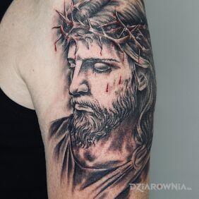 Tatuaż Jezus z krwawiącą koroną cierniową na ramieniu motyw: religijne styl: realistyczne