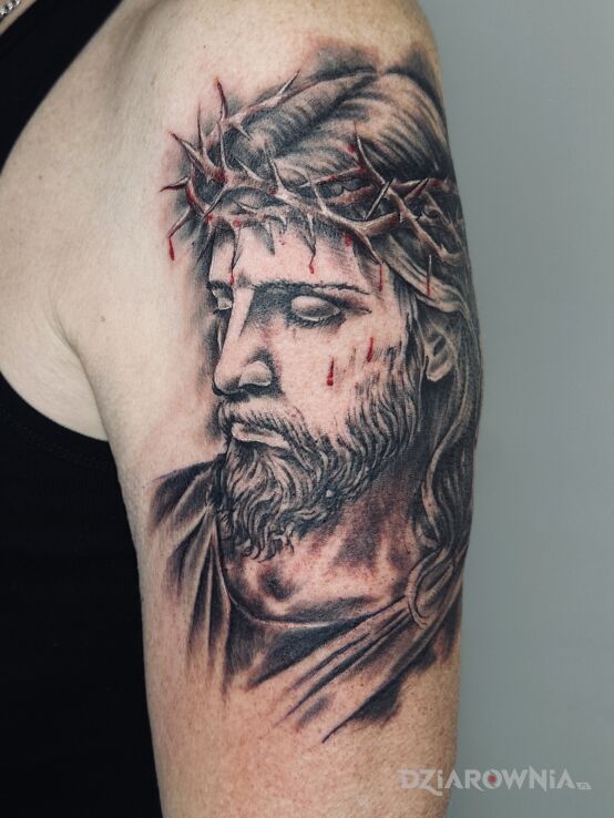 Tatuaż Jezus z krwawiącą koroną cierniową w motywie religijne i stylu realistyczne na ramieniu