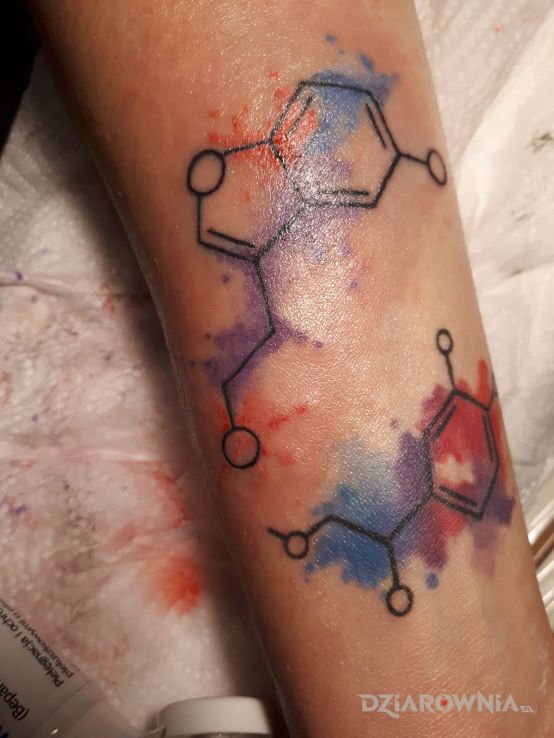 Tatuaż serotonina w motywie kolorowe na przedramieniu
