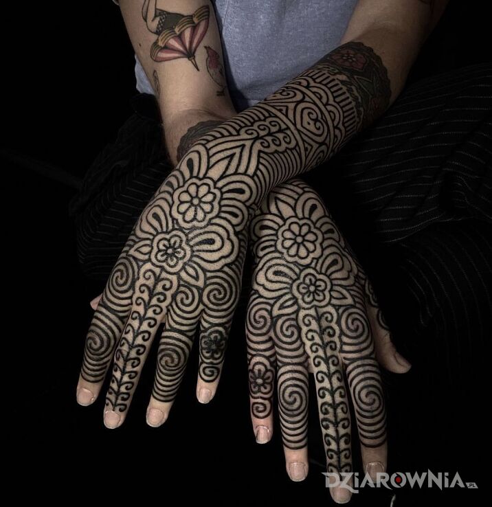 Tatuaż Kontury konturki kontureczki w motywie czarno-szare i stylu kontury / linework na ręce