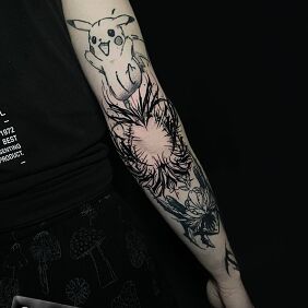 Tatuaż Mroczny ornament na łokciu na łokciu motyw: czarno-szare styl: blackwork / blackout