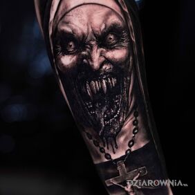 Tatuaż Horror Zakonnica na przedramieniu motyw: demony styl: realistyczne