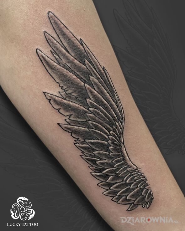 Tatuaż Tatuaż skrzydło black & grey 🪽 w motywie małe i stylu graficzne / ilustracyjne na ręce