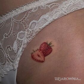 Tatuaż Rozpołowiona truskawka w miejscu intymnym motyw: małe styl: realistyczne