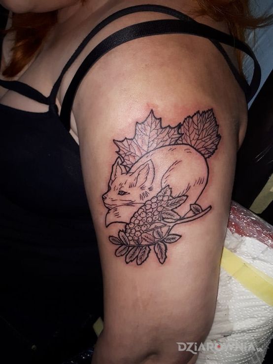 Tatuaż lis w motywie zwierzęta na ramieniu
