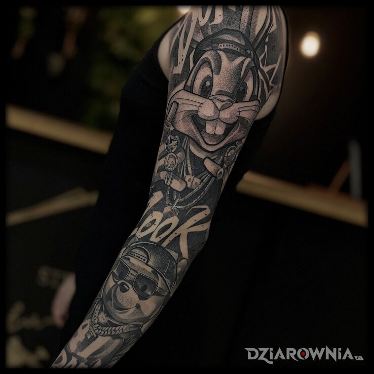 Tatuaż Full sleeve w klimacie oldschool cartoon w motywie czarno-szare i stylu kreskówkowe / komiksowe na przedramieniu
