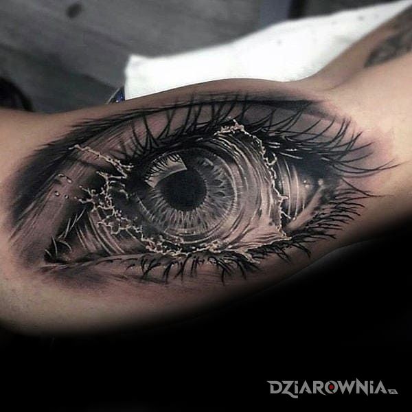 Tatuaż oko w motywie 3D i stylu realistyczne na ramieniu