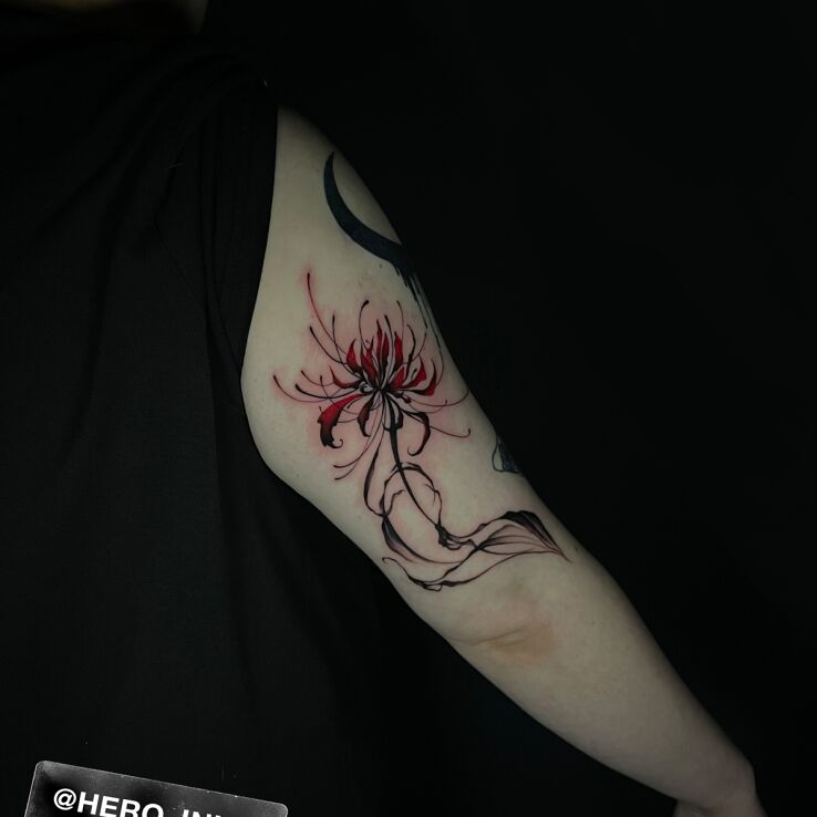 Tattoo Flower on triceps in flowers motif and graphic / illustrative style On the arm