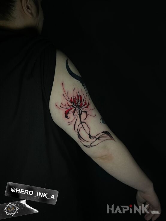 Tattoo Flower on triceps in floral motif and graphic / illustrative style On the arm
