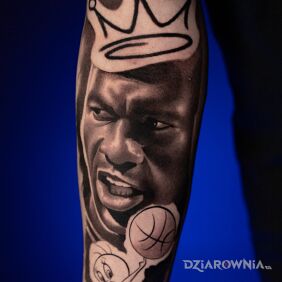 Tatuaż Michael Jordan i kosmiczny mecz na ręce motyw: postacie styl: realistyczne