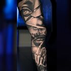 Large composition on the entire leg