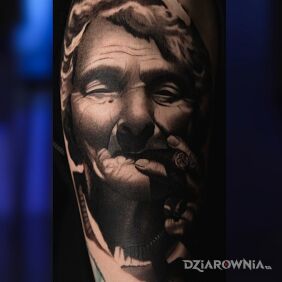 Tatuaż Portret starszej kobiety z cygarem na ramieniu motyw: twarze styl: realistyczne