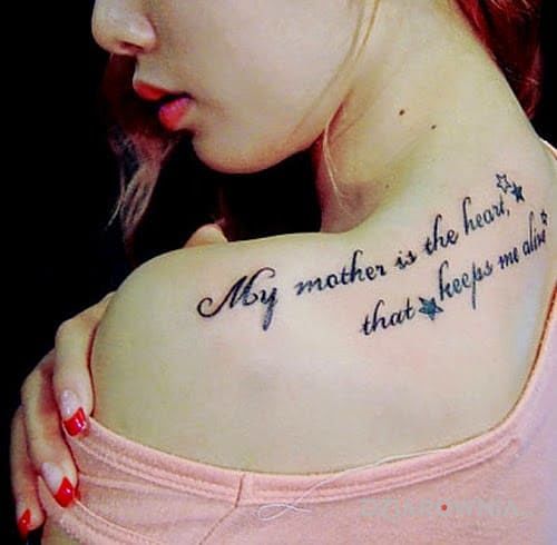 Tatuaż wers o mamie w motywie napisy na plecach
