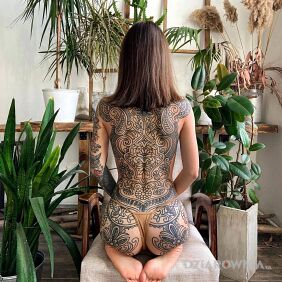 Tatuaż Piękna duża kompozycja na cały tylko konturami na pośladkach motyw: czarno-szare styl: kontury / linework