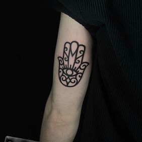 Tatuaż Hamsa na ręce motyw: czarno-szare styl: kontury / linework
