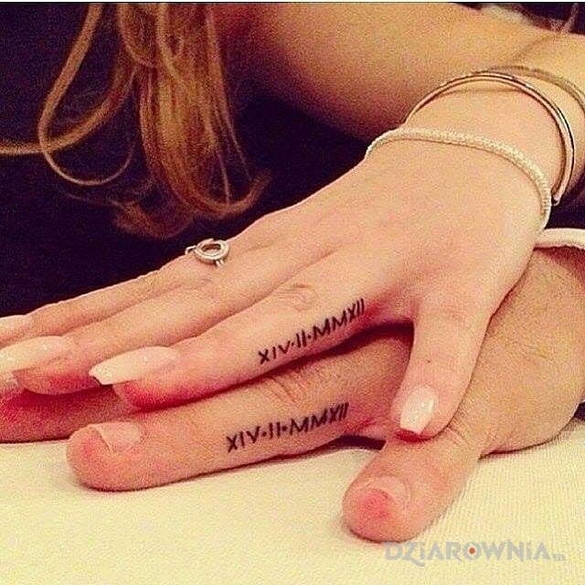 Tatuaż daty na palcach w motywie miłosne na palcach