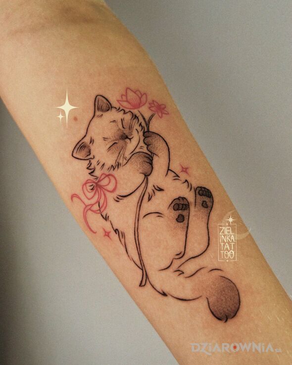 Tatuaż Słodki kotek w motywie kwiaty i stylu kontury / linework na przedramieniu