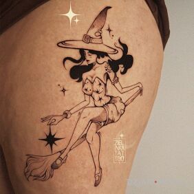Tatuaż Wiedźma na miotle na udzie motyw: fantasy styl: graficzne / ilustracyjne