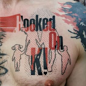 Tatuaż ❤️✍️ Trash Polka i jedna litera, która waży więcej niż całe zdania ✍️❤️ na klatce motyw: kolorowe styl: trash polka