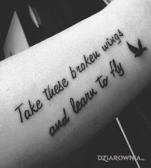 Tatuaż nauka latania w motywie napisy na przedramieniu
