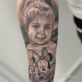 Tatuaż Portret dziewczynki z myszką miki na przedramieniu motyw: twarze styl: realistyczne