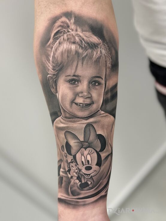 Tatuaż Portret dziewczynki z myszką miki w motywie twarze i stylu realistyczne na ręce
