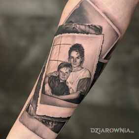 Tatuaż Fotografia mamy i syna na przedramieniu motyw: twarze styl: realistyczne