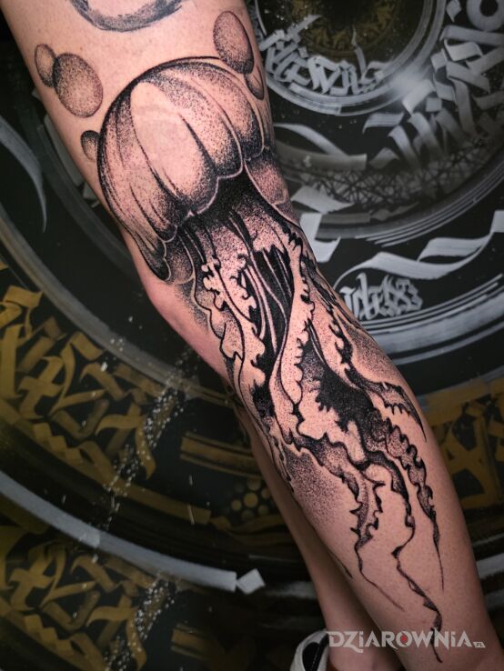 Tatuaż Meduza wykonana na Bydgoszcz Tattoo Konwent 2025 w motywie czarno-szare i stylu dotwork na nodze