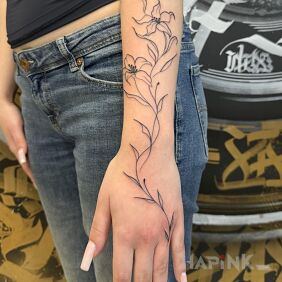Tattoo Delicate Lilies - Fineline on Forearm and Hand 🌸 on the hand motif: floral style: contour / linework