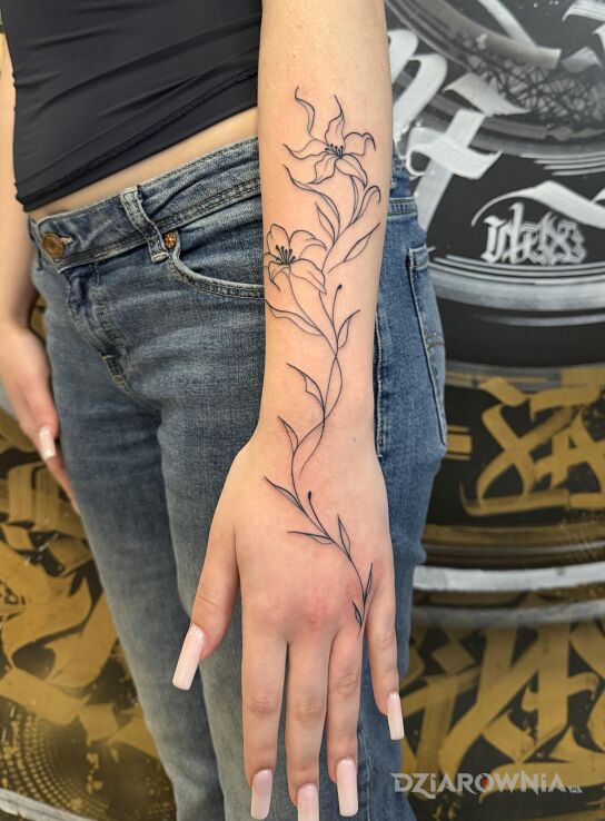 Tatuaż Delikatne lilie - Fineline na przedramieniu i dłoni 🌸 w motywie czarno-szare i stylu kontury / linework na przedramieniu