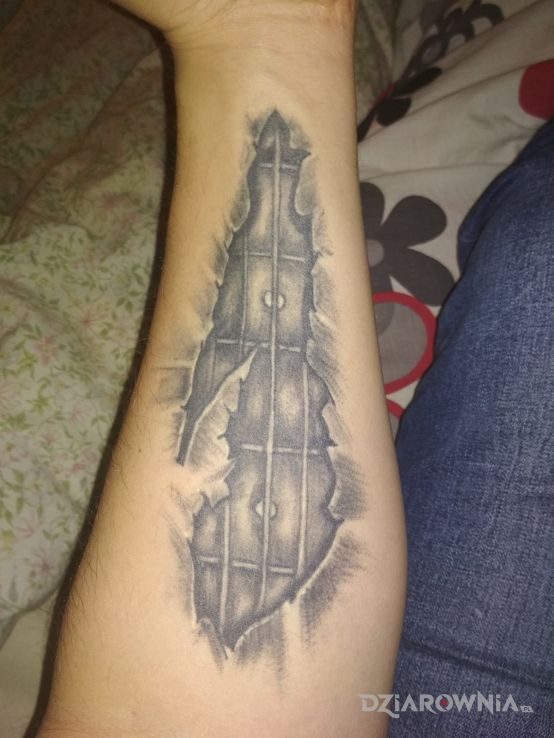 Tatuaż gryf gitary w motywie pozostałe na przedramieniu