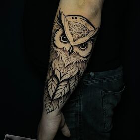 Tattoo Wise Owl Head on the forearm motif: black and gray style: graphic / illustrative