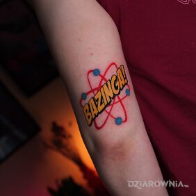 Tatuaż Bazinga - Teoria Wielkiego Podrywu na przedramieniu motyw: napisy styl: graffiti