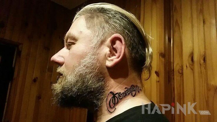 Tattoo Dla zonki in lettering motif on the neck