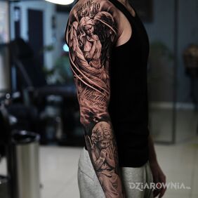 Tatuaż Anioł na ramieniu motyw: czarno-szare styl: realistyczne