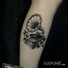 Tattoo Classic turntable on the calf motif: black and gray style: oldschool
