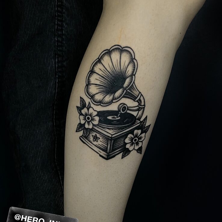 Tattoo Classic turntable in flowers motif and oldschool style on the calf