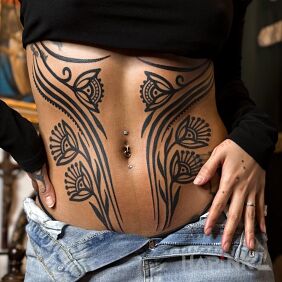 Tattoo Artistic flowers on the ribs motif: black and gray style: blackwork / blackout