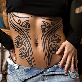 Tatuaż Artystyczne kwiaty na brzuchu motyw: czarno-szare styl: blackwork / blackout