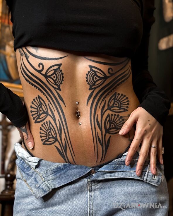 Tatuaż Artystyczne kwiaty w motywie czarno-szare i stylu blackwork / blackout na żebrach