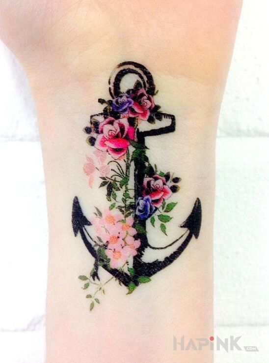 Tattoo Urocza kotwica in colorful motif on the wrist