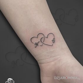 Tatuaż Małe serca z inicjałami (Fine Line) na nadgarstku motyw: czarno-szare styl: kontury / linework