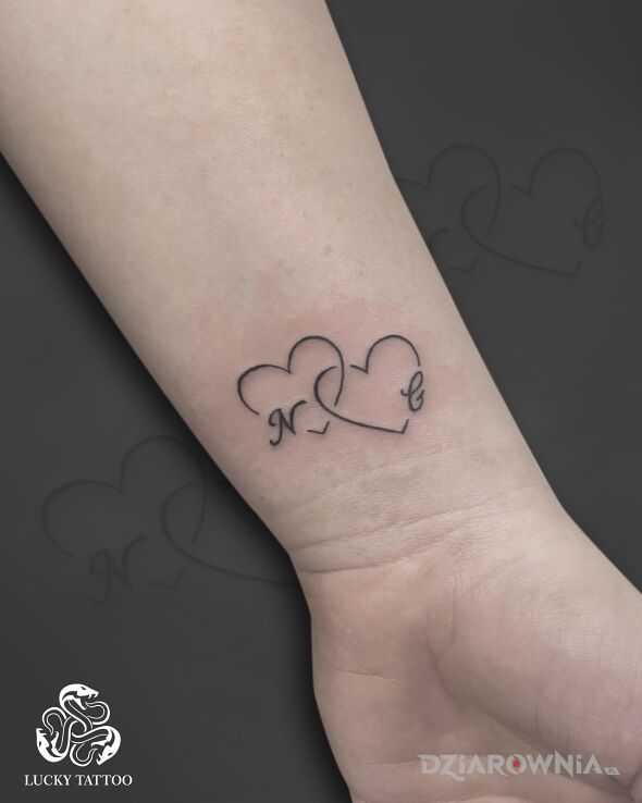 Tatuaż Małe serca z inicjałami (Fine Line) w motywie małe i stylu kontury / linework na nadgarstku