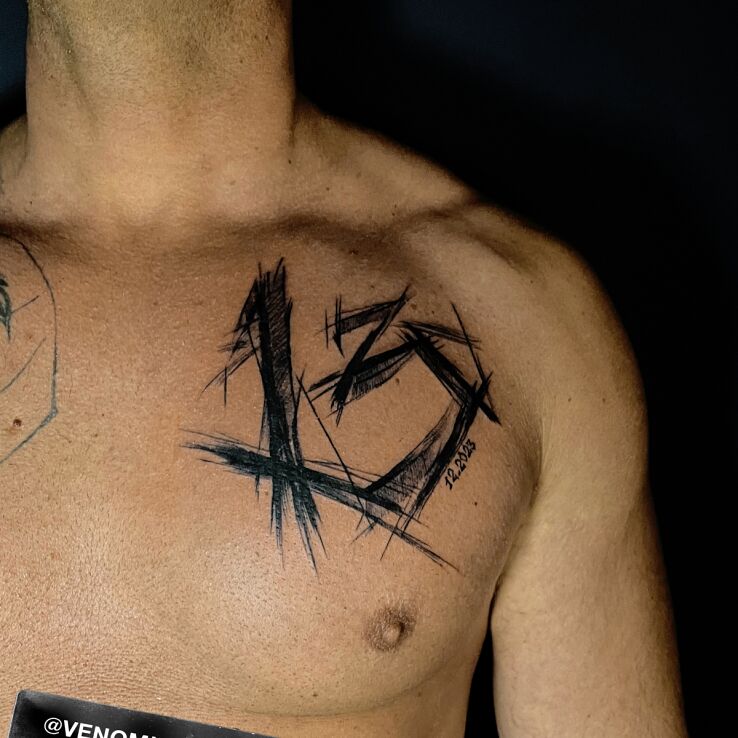 Tatuaż 13 - trzynastka w motywie napisy i stylu szkic na klatce