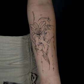 Tatuaż Lwy i lila na ręce motyw: kwiaty styl: kontury / linework
